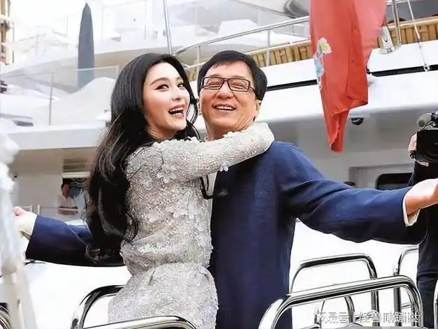 范冰冰疑遭吃豆腐成龙也不止和杨幂有过亲密合照,甚至和范冰冰也是