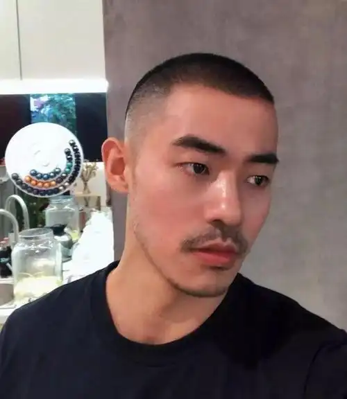 很多人说,寸头是最考验一个男人颜值的发型;因为它没有任何修饰脸型和