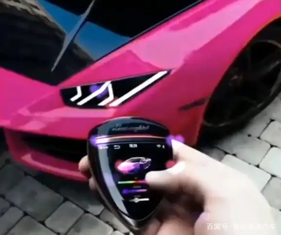 这辆兰博基尼的钥匙不一般一按下去变得车子太酷了