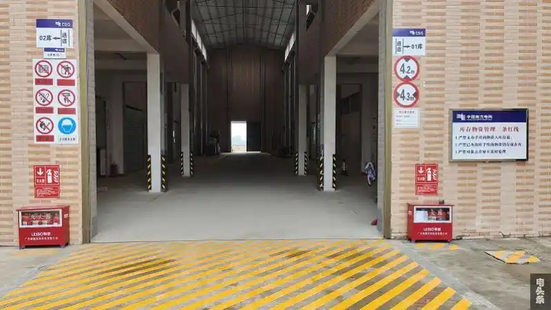 图为仓库库房现场标识划线效果一览