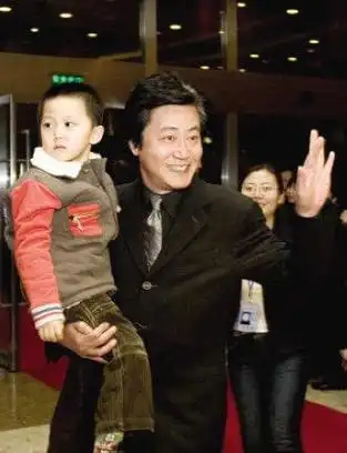 61岁赵宝刚全家近照原配亿万富婆气场足