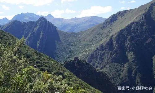 这张照片里的大山景色非常壮观,巍然屹立,不知道你去过这个地方没有.