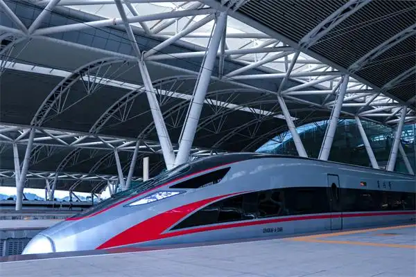 摄图网_501622531_banner_广州南站驶出的高铁动车复兴号(企业商用).