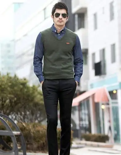 再搭上一条休闲的裤子,一副炫酷的墨镜,就能搭配出30岁男人的一身潮味