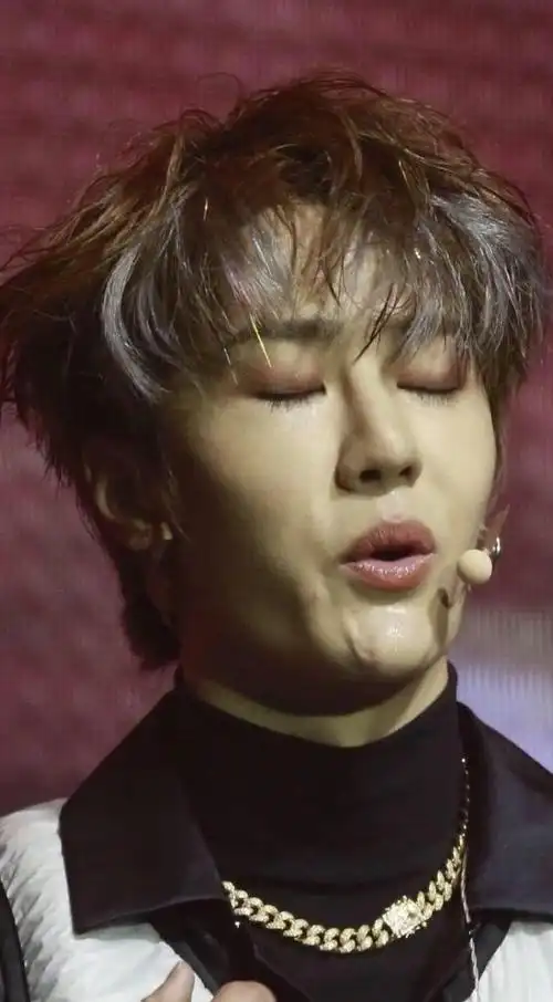 王一博最想删除的丑照,看清模样后,网友:下巴什么情况