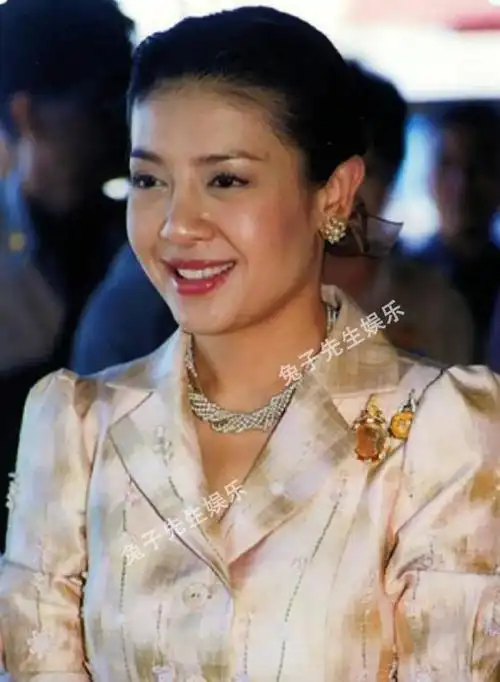 49岁西拉米王妃还活着!青筋爆出,身材暴瘦,被强迫拍照哭红眼睛