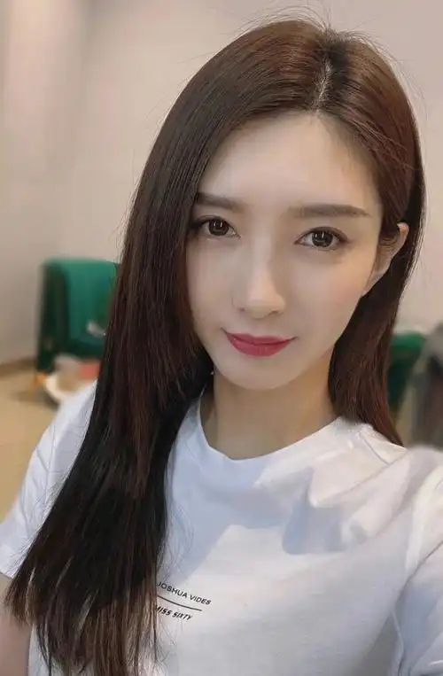 江疏影晒素颜穿搭照,穿超短裤秀白净长腿,身材纤细手上青筋暴起