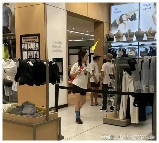 辛柏青一家3口澳洲被偶遇,妻子朱媛媛好漂亮,16岁女儿很高挑_生活