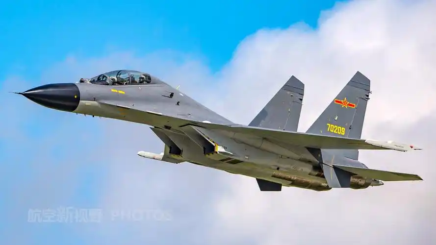 中国空军歼11bs战斗机4大特点区别于苏27多角度科技感十足