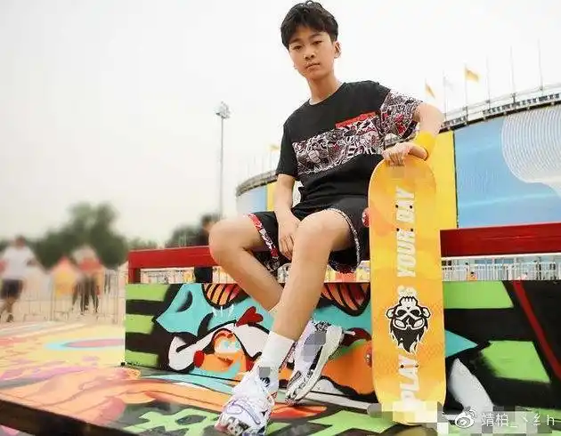 张亮之子张悦轩晒最新近照,长相清新俊逸,小小年纪身高出众!