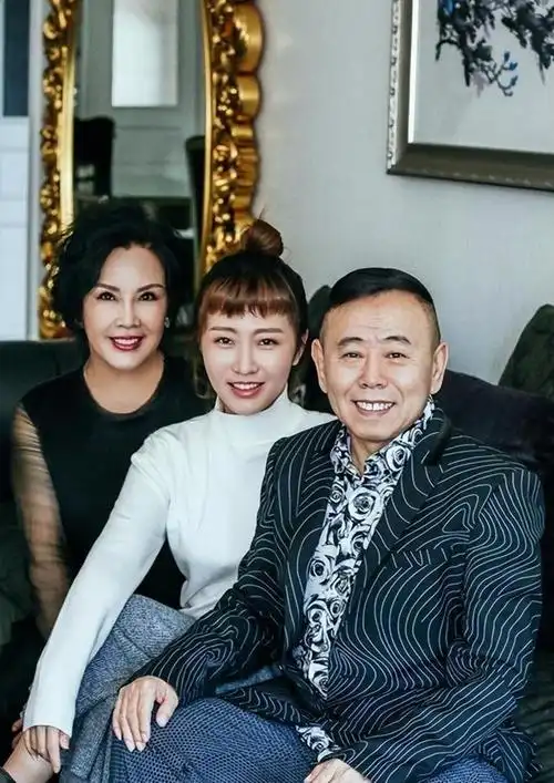 潘长江全家福曝光!女儿貌美如花不像爸,62岁老婆身材丰腴气质佳