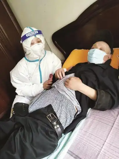 护士帮何拔萃(右)换导尿管老人的《复员军人证明书》和中国人民志愿军