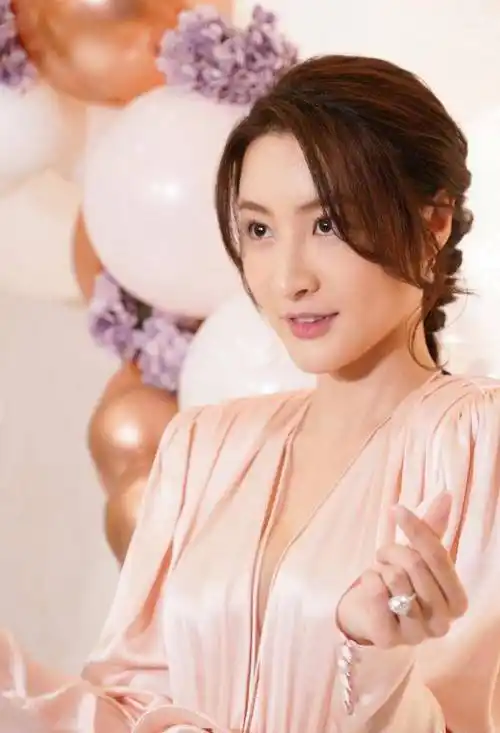 tvb女星林夏薇穿粉色深v连衣短裙出席活动,秀出修长美腿_剧集_续集_角