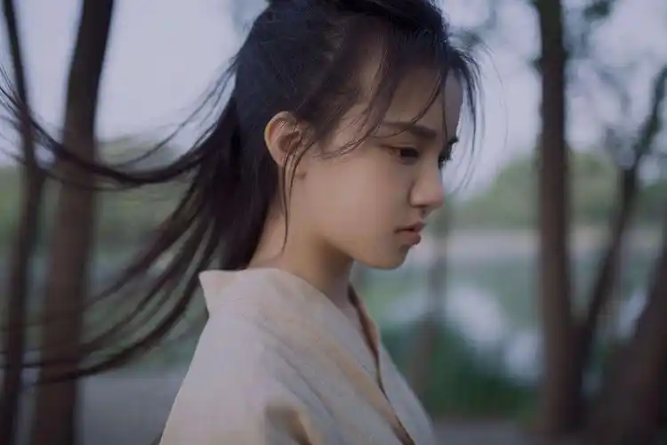 刘宸希曝光古风写真干净飒爽显英气