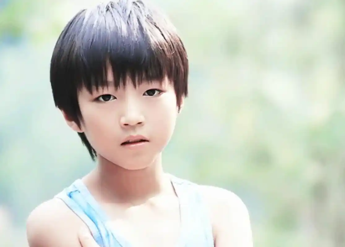 王俊凯小时候的照片,一看就知道是他.