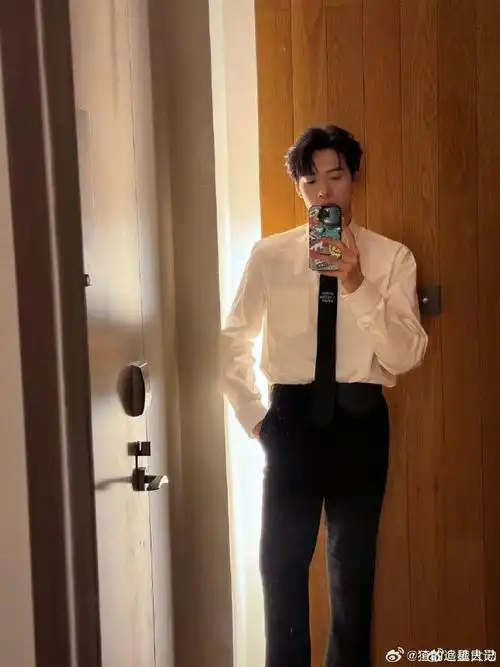 魏大勋西装自拍##魏大勋西装对镜自拍