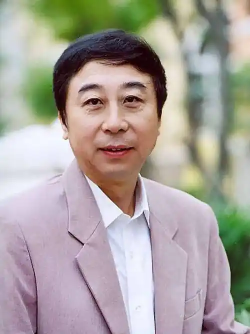 他搭档冯巩舞台一夜走红,消失多年不见,原来因诈骗罪不听话12年_杨松