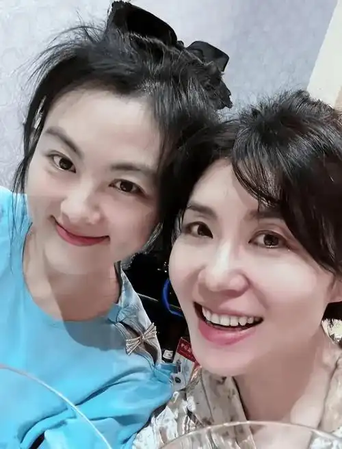 按说,比李健小五岁的孟小蓓,今年不过45岁,还属于腿脚轻便的年龄,可是