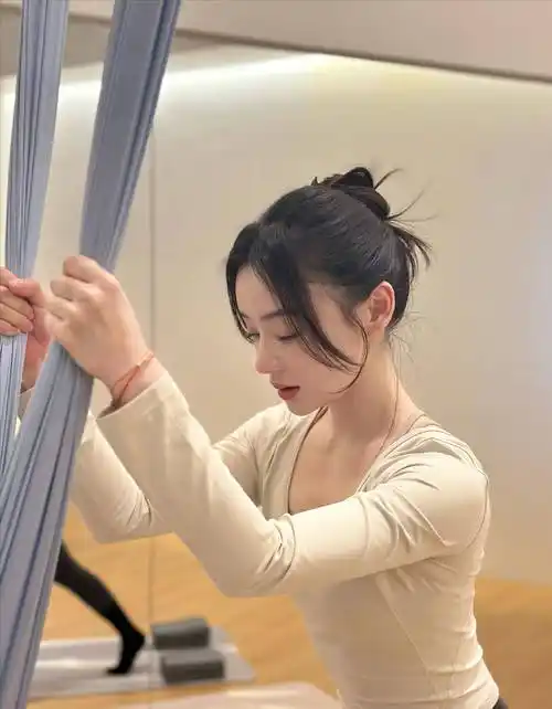 袁姗姗瑜伽写真,紧身米白上衣配黑色瑜伽裤,胯部露出神秘红绳_照片