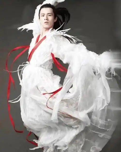 刘昊然在《妖猫传》中饰演的是"白龙"这个角色,回看当初他身穿着这身