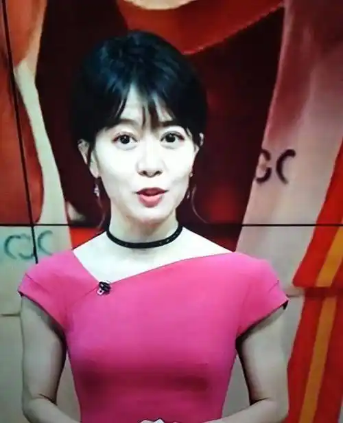 篮球世界杯涌现cctv5新一姐,有才华有身材有韵味,球迷好评如潮_程雨涵