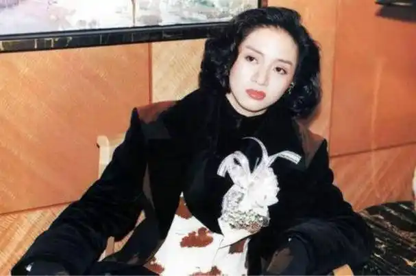 梅艳芳生前最后的演唱会穿尿布唱完无数歌迷泪奔现场