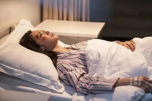 在被打成骨裂后还在病床上谈工作到了那个时候,别说生病自己去医院