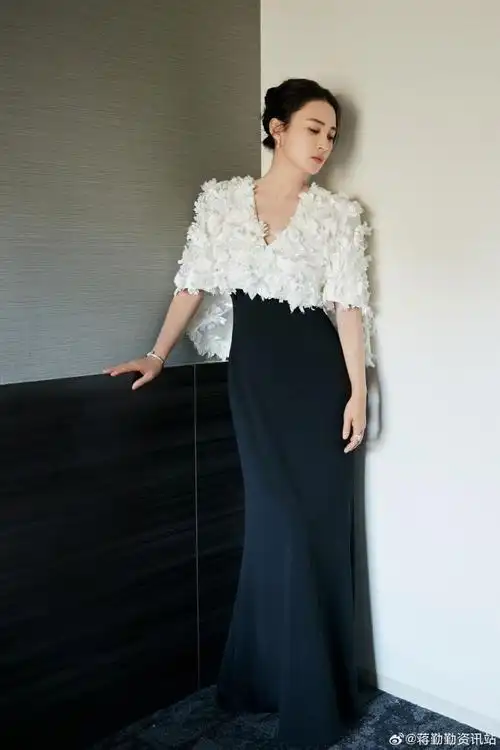 蒋勤勤白羽黑裙红毯造型##蒋勤勤东方美人