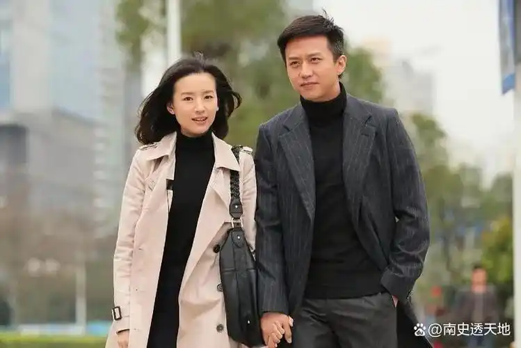 董洁饰演韩灵,她与邓超饰演的肖然共同经历了从校园到社会,从相爱到