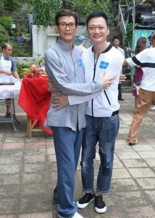 75岁的郑少秋,年事已高,看上去却很优雅:不弯腰,年年戴假发,穿儒装