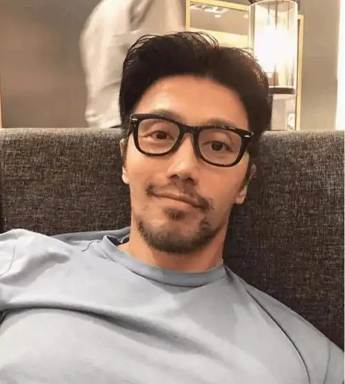 比明星还厉害新加坡50岁大叔颜值不输国内一线小鲜肉