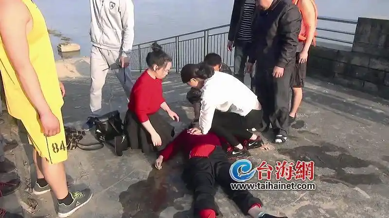 妇女溺水 路过护士急救