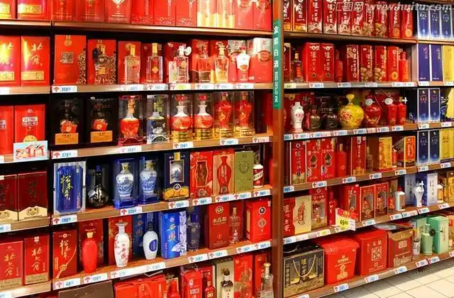 沃尔玛超市"可怜"的2款酒,价低品优,摆在角落积灰无人买