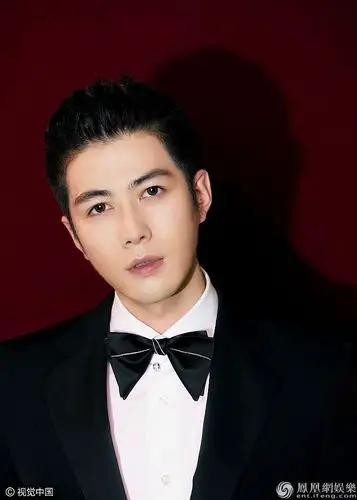 陈学冬西装写真潇洒帅气成熟稳重 笔挺利落尽显精致型男魅力