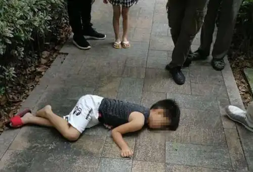 小男孩去世:家长要明白,遇到这些情况,要多关心孩子
