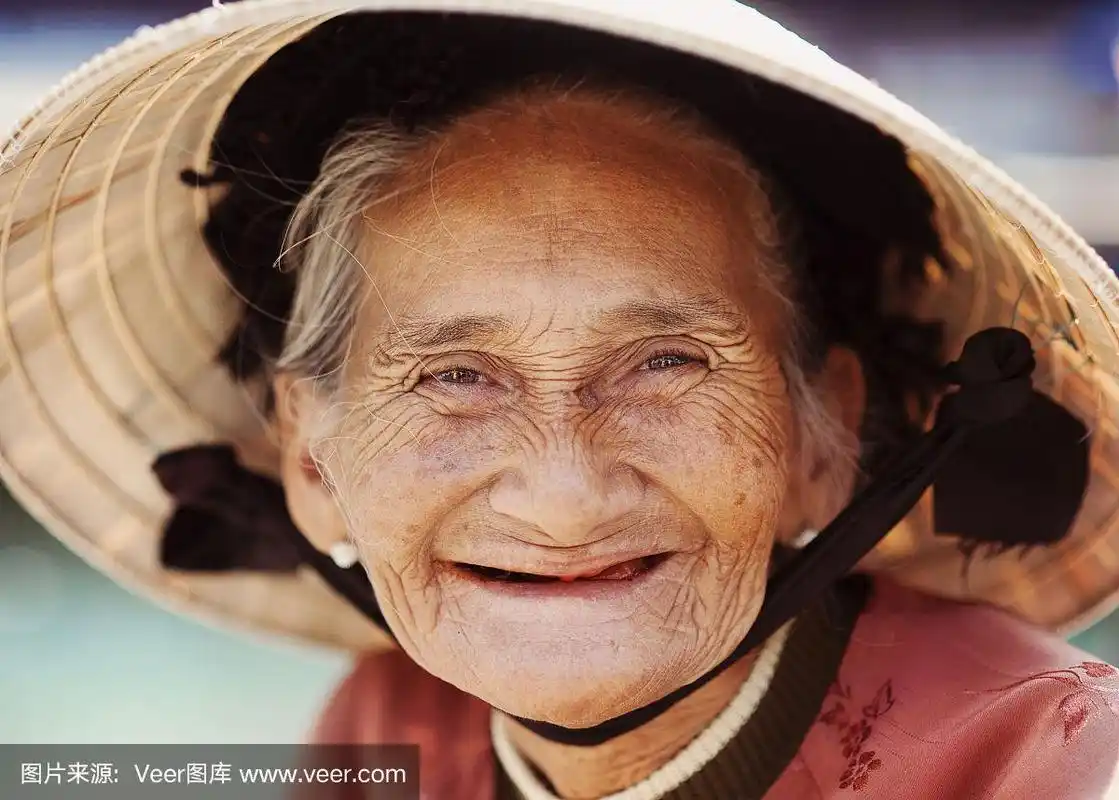 年老美丽的微笑老妇人.