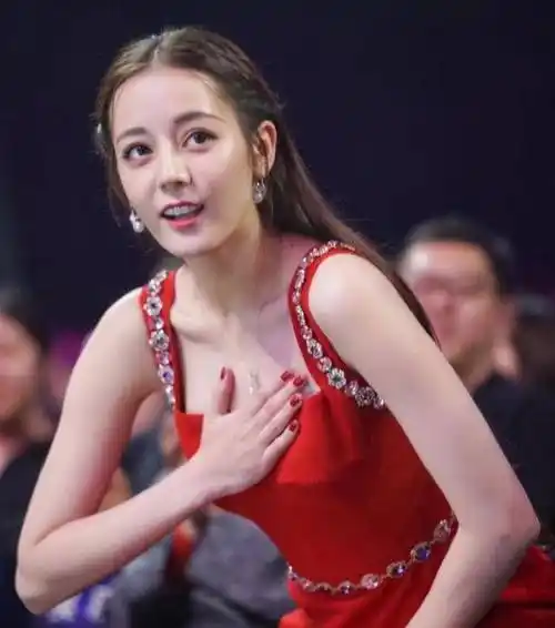 迪丽热巴"走哪捂哪"是装高冷吗?看到日常生活,大家就理解了