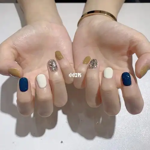 美甲跳色如何搭配(美甲跳色搭配图片纯色)