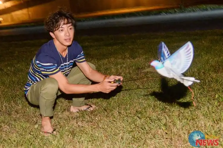 谢坤达环抱王心凌半夜公园赏鸟 汗臭味却让浪漫跑光光