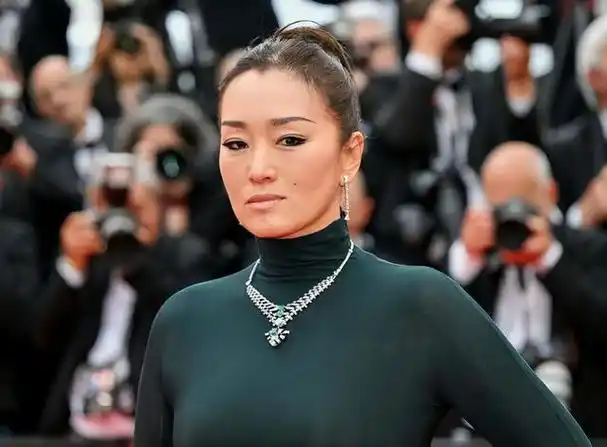 巩俐穿中国红亮相戛纳红毯,明艳大气尽显女王风范