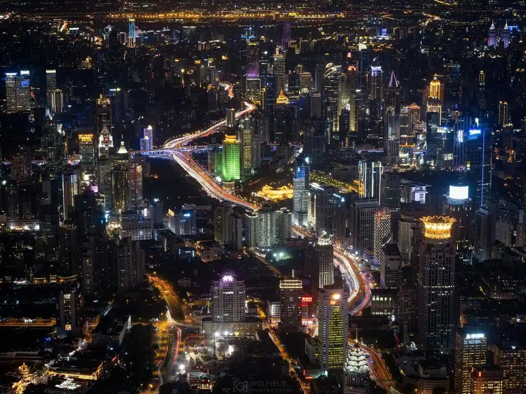 俯瞰上海夜色打卡攻略.站在上海之巅,俯瞰繁荣上海夜晚美景,楼 - 抖音