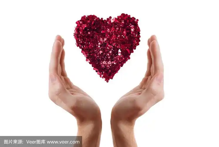 用两只手分开的红色火花做成的心