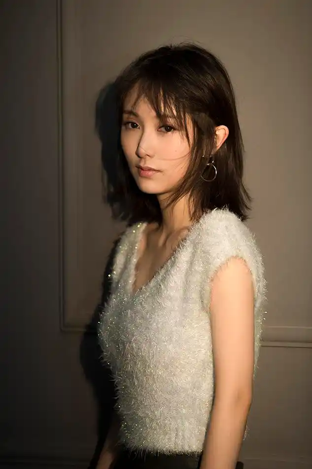 鲁佳妮冷淡风大片 表情肃然攻力十足