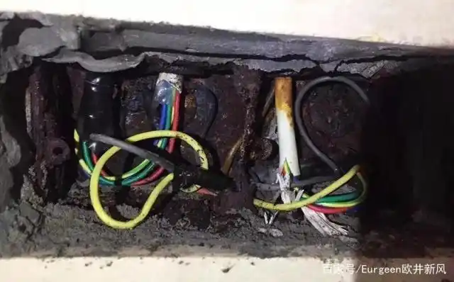 因潮湿发霉而损坏的插座暗盒