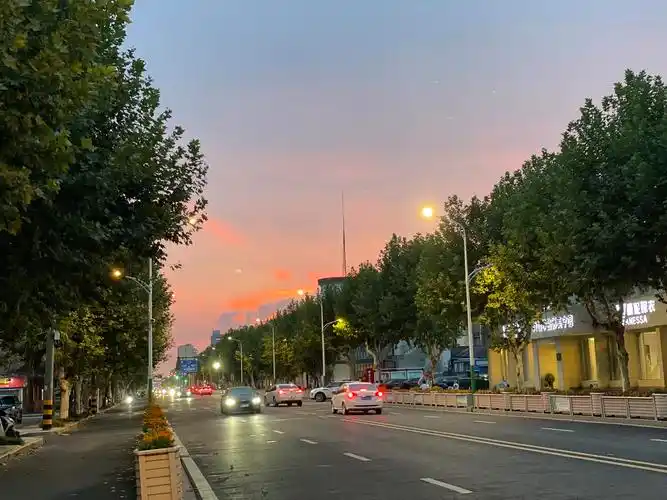 晚霞街景