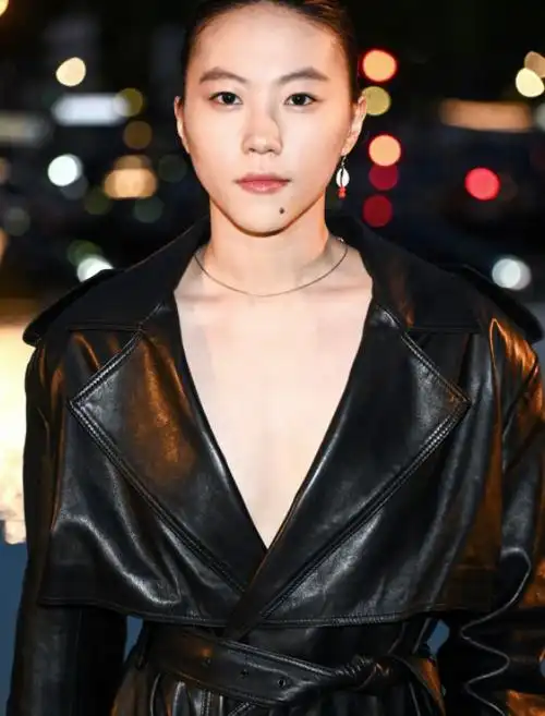 与此同时,网上也陆续曝光了数张窦靖童的高清活动美照,正面照真的好绝