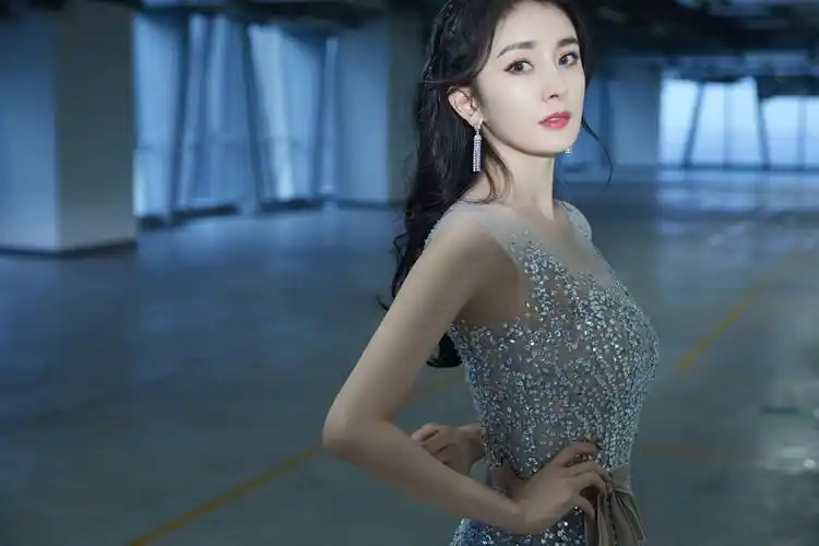 杨幂裸色闪钻长裙礼服写真