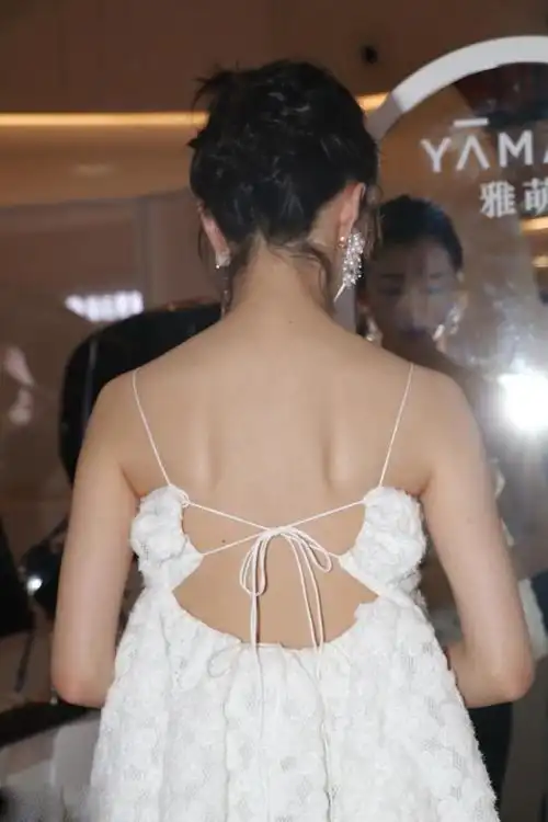 周冬雨身材太平穿吊带丝毫不妩媚,可后背"蝴蝶骨"也太秀了吧