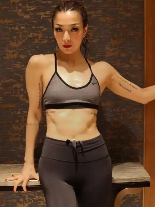 郑秀文风波后大变样,火辣红唇一手纹身,腹上赘肉褶皱看呆人_手机搜狐