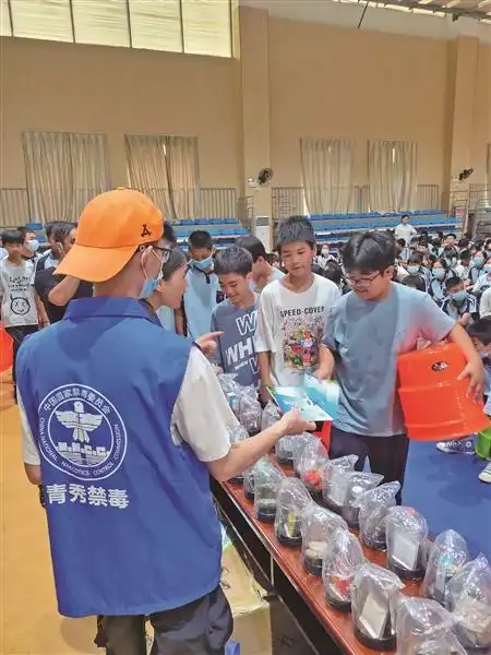 南宁警方进校园教学生辨别新型毒品